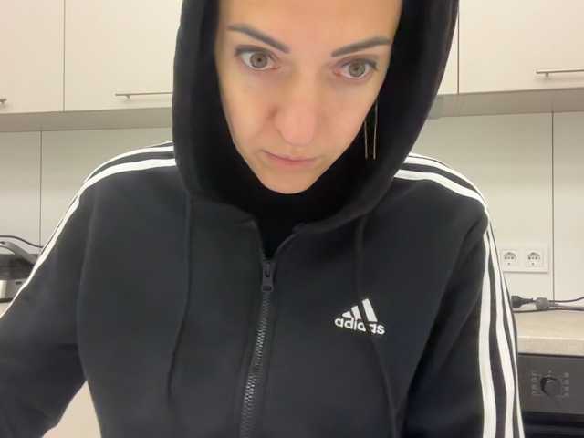 elena1983, live now on BongaCams