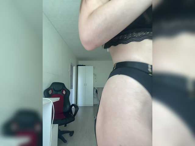 Milkacomss live cam