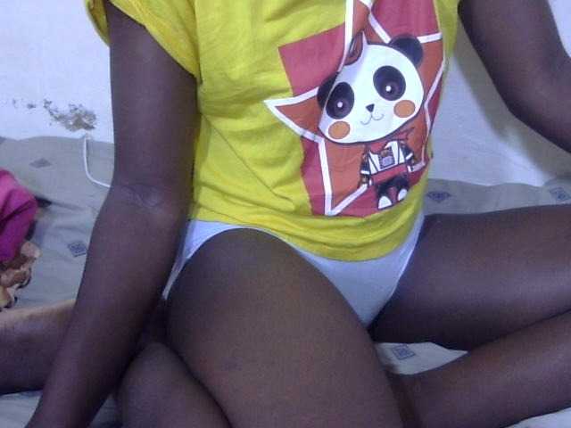 Petitegal live cam on BongaCams