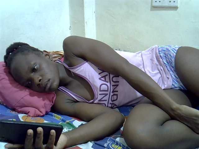 Petitegal live cam on BongaCams
