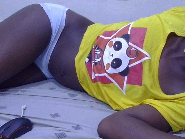 Petitegal live cam on BongaCams