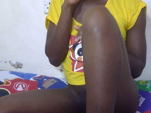 Petitegal live cam on BongaCams