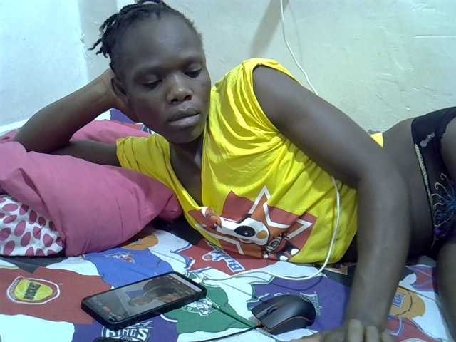 Petitegal live cam on BongaCams