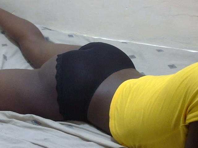 Petitegal live cam on BongaCams