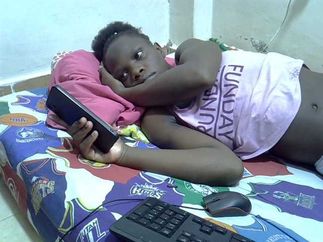 Petitegal live cam on BongaCams