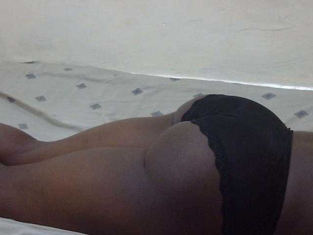 Petitegal live cam on BongaCams