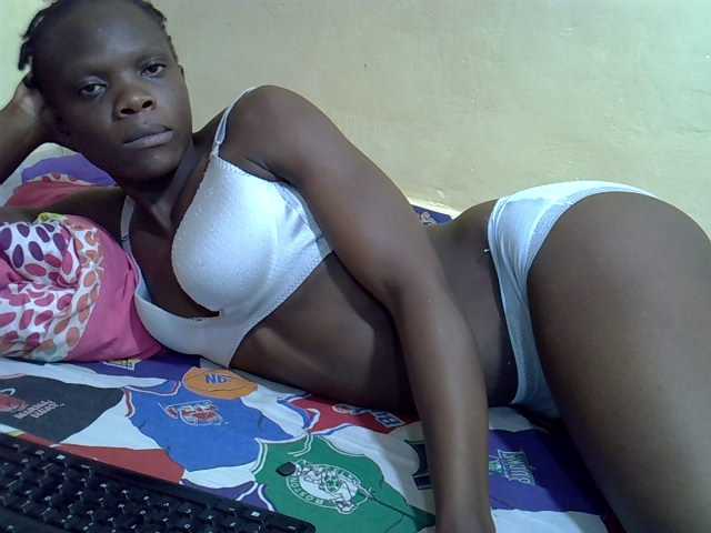 Petitegal live cam on BongaCams