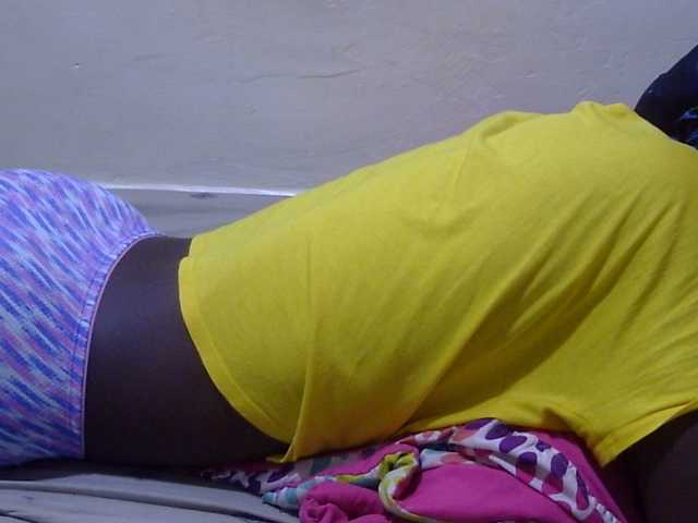 Petitegal live cam on BongaCams