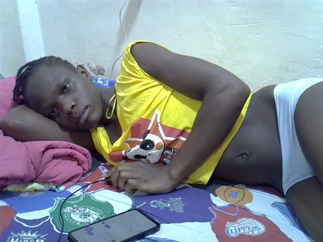 Petitegal live cam on BongaCams