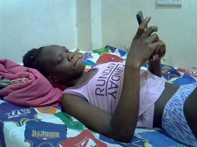 Petitegal live cam on BongaCams