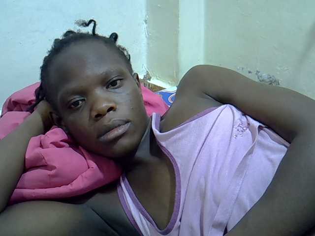 Petitegal live cam on BongaCams