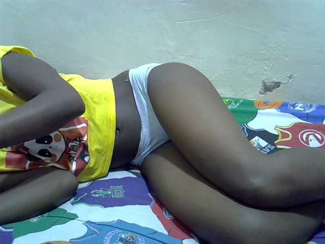 Petitegal live cam on BongaCams
