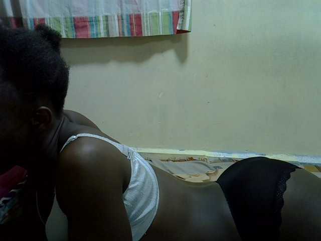 Petitegal live cam on BongaCams