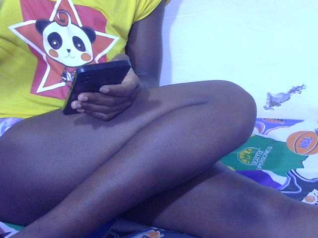 Petitegal live cam on BongaCams