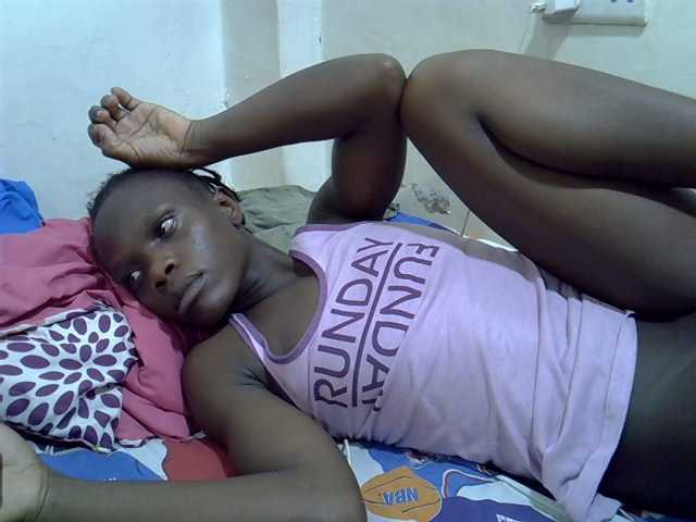 Petitegal live cam on BongaCams