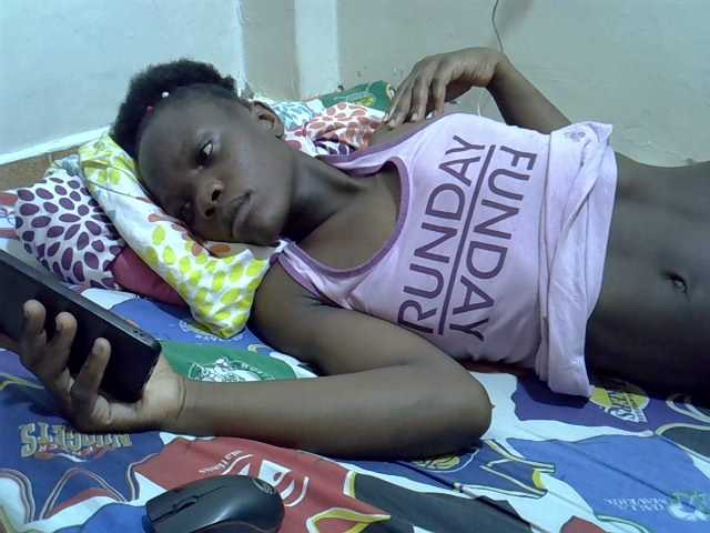 Petitegal live cam on BongaCams