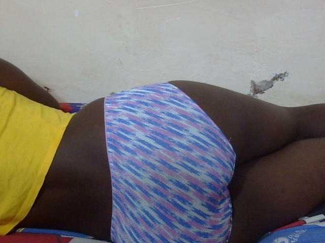 Petitegal live cam on BongaCams