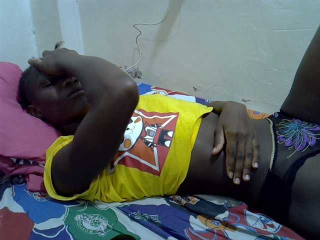 Petitegal live cam on BongaCams
