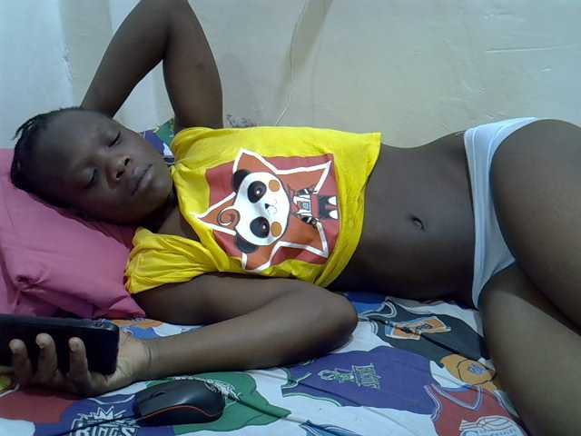 Petitegal live cam on BongaCams