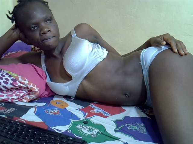 Petitegal live cam on BongaCams