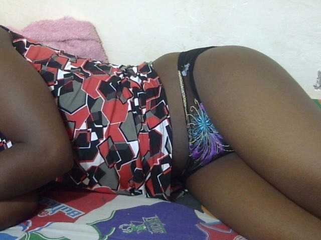 Petitegal live cam on BongaCams