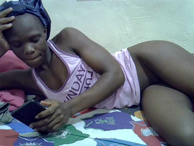 Petitegal live cam on BongaCams
