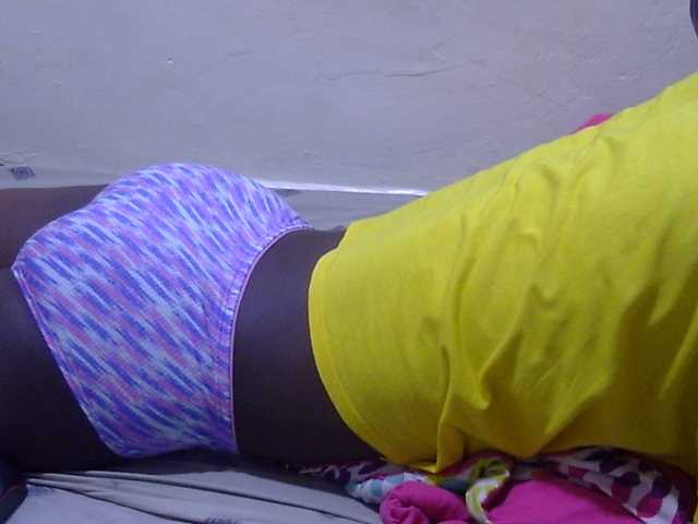 Petitegal live cam on BongaCams