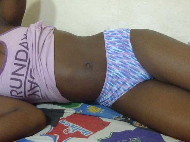 Petitegal live cam on BongaCams