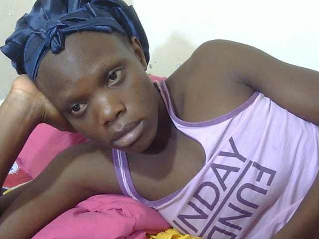 Petitegal live cam on BongaCams