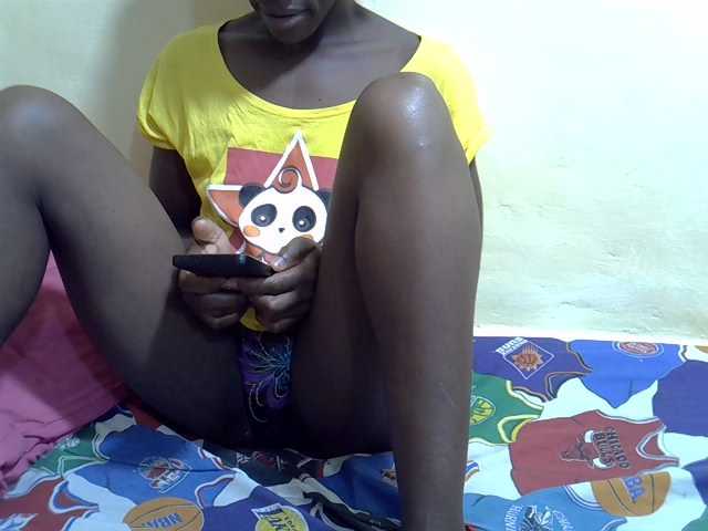 Petitegal live cam on BongaCams