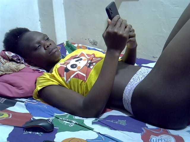 Petitegal live cam on BongaCams