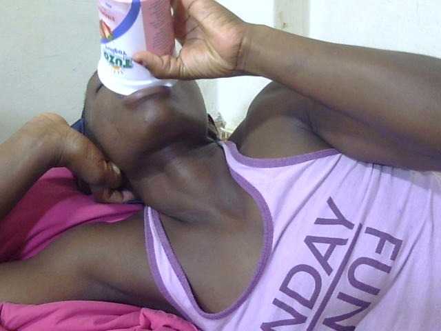 Petitegal live cam on BongaCams