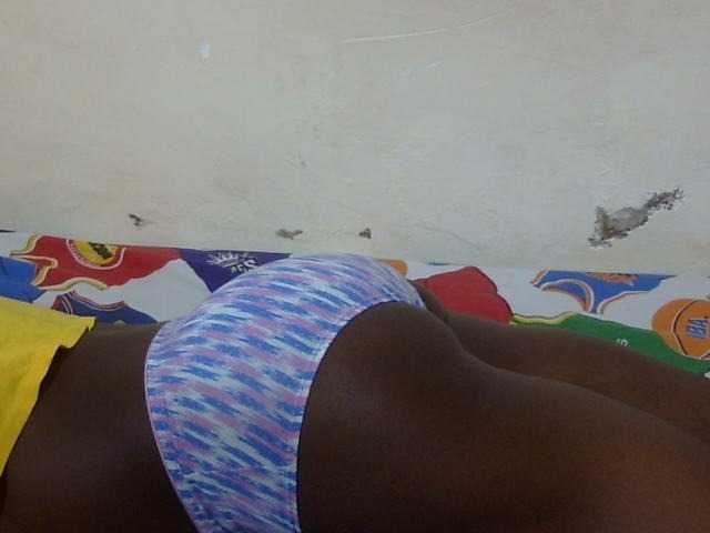 Petitegal live cam on BongaCams