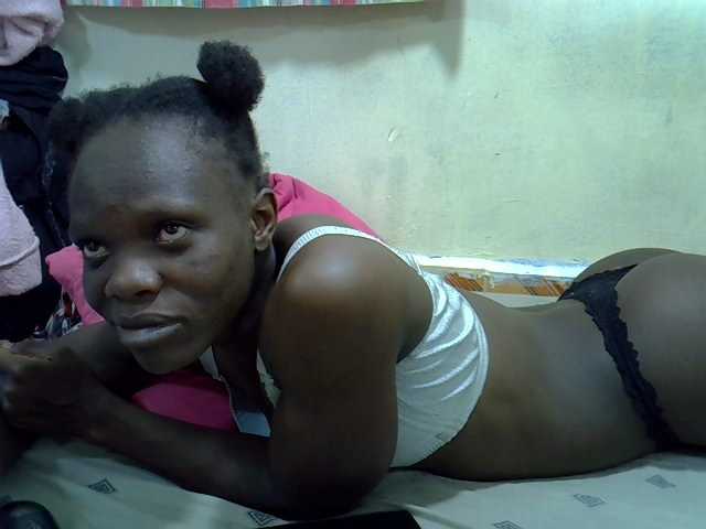 Petitegal live cam on BongaCams