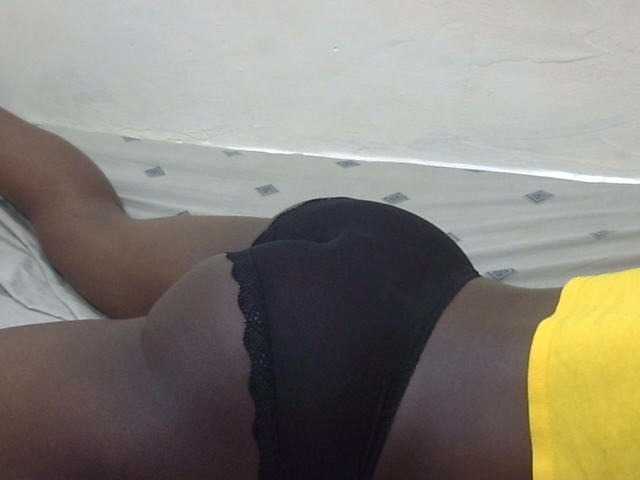 Petitegal live cam on BongaCams