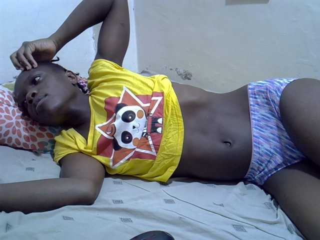 Petitegal live cam on BongaCams