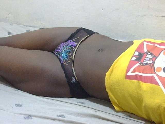 Petitegal live cam on BongaCams