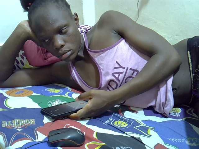 Petitegal live cam on BongaCams