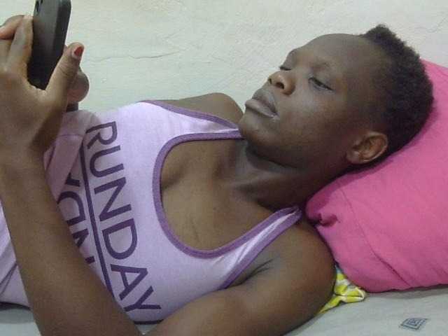 Petitegal live cam on BongaCams
