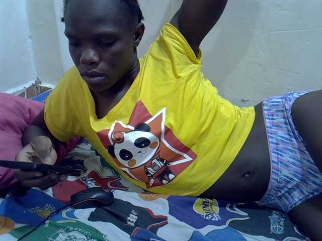 Petitegal live cam on BongaCams