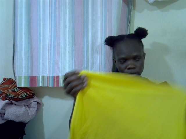 Petitegal live on BongaCams