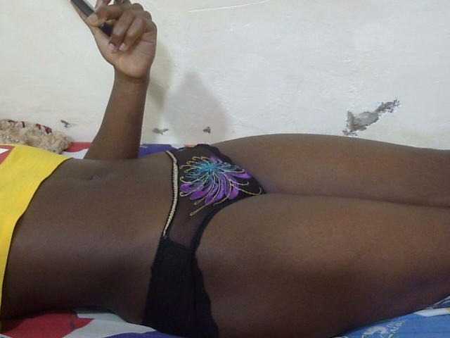 Petitegal live cam on BongaCams