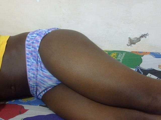 Petitegal live cam on BongaCams