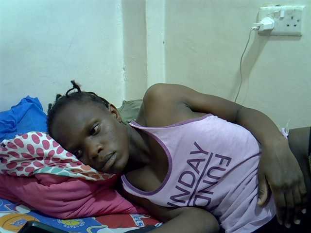 Petitegal live cam on BongaCams