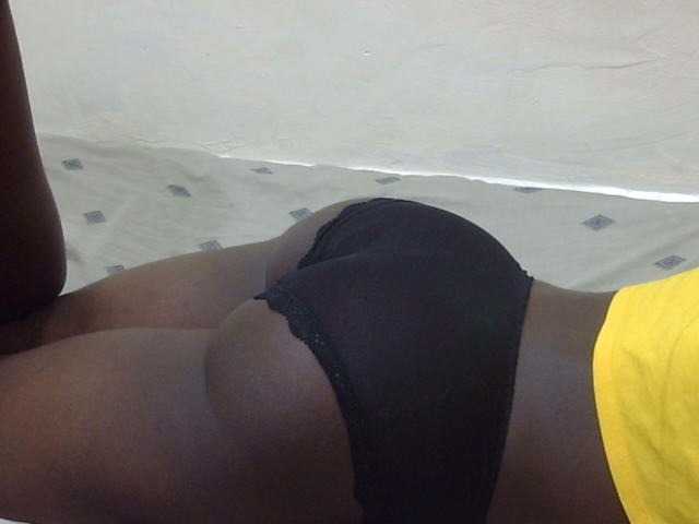 Petitegal live cam on BongaCams