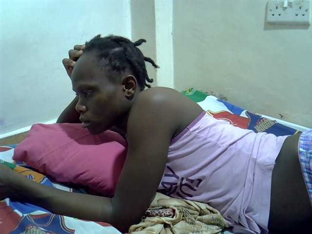 Petitegal live cam on BongaCams
