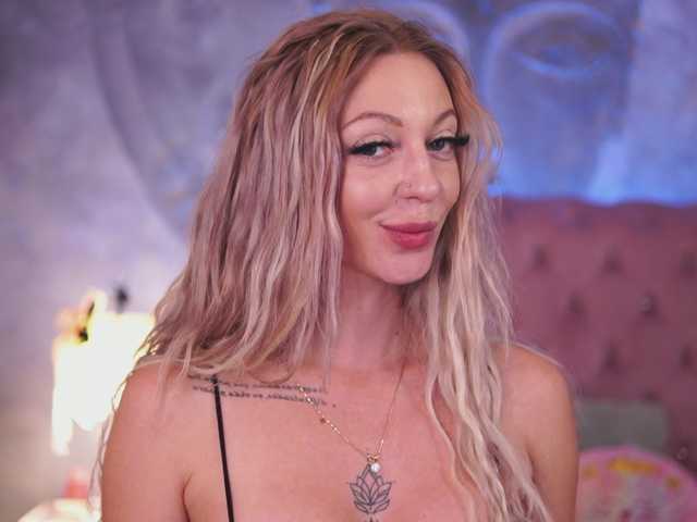 Theamberland live cam on BongaCams