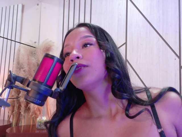 Miaa-Collins live cam on BongaCams
