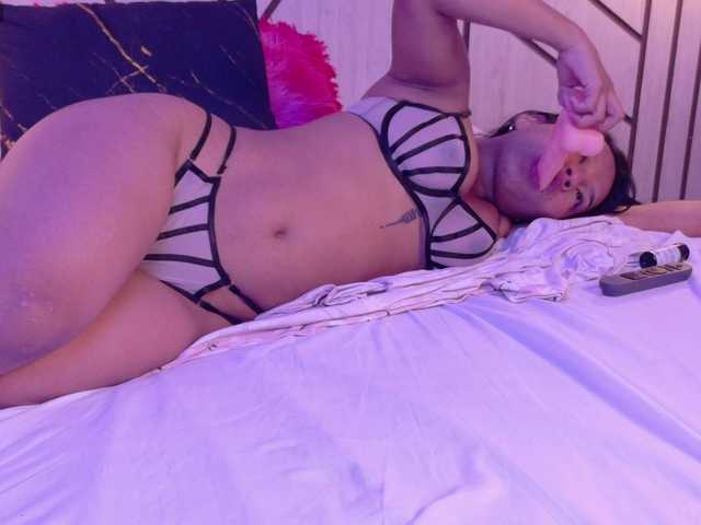 Miaa-Collins live cam on BongaCams