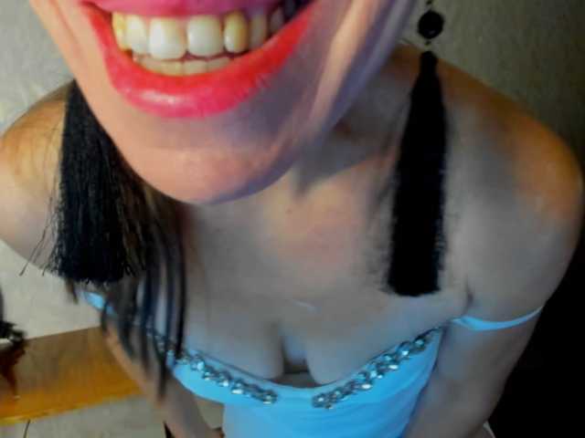 pure-elena, en directo ahora en BongaCams
